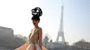 Desainer asal Vietnam Jessica Minh Anh berpose membawakan busana hasil karyanya saat dipamerkan dalam busana Spring-Summer 2017 di Paris Fashion Show di Paris, Perancis, (26/1). (AP Photo / Thibault Camus)