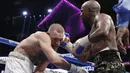 Floyd Mayweather Jr. melakukan upeprcut saat membalas pukulan Conor McGregor pada gelaran Tinju Dunia super welterweight boxing di MGM Arena, Las Vegas, (26/8/2017). Mayweather menang TKO atas McGregor. (AP/Isaac Brekken)