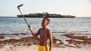 Seorang pria berselfie di Pantai Jazera di pinggiran Mogadishu, Somalia (24/11). Pantai ini jadi tempat rekreasi populer bagi warga Somalia. (AFP Photo/Mohamed Abdiwahab)