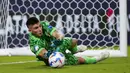 Kiper Timnas Uruguay, Sergio Rochet berhasil menggagalkan eksekusi penalti gelandang Timnas Kanada, Ismael Kone pada babak adu penalti perebutan tempat ketiga Copa America 2024 di Bank of America Stadium, Charlotte, Amerika Serikat, Minggu (14/7/2024) pagi WIB. (AP Photo/Jacob Kupferman)