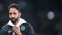 Pelatih Sporting, Ruben Amorim, bertepuk tangan sebelum pertandingan perempat final Piala Liga Portugal antara Sporting CP dan CD Nacional di stadion Jose Alvalade di Lisbon, pada 29 Oktober 2024. (Patricia DE MELO MOREIRA/AFP)
