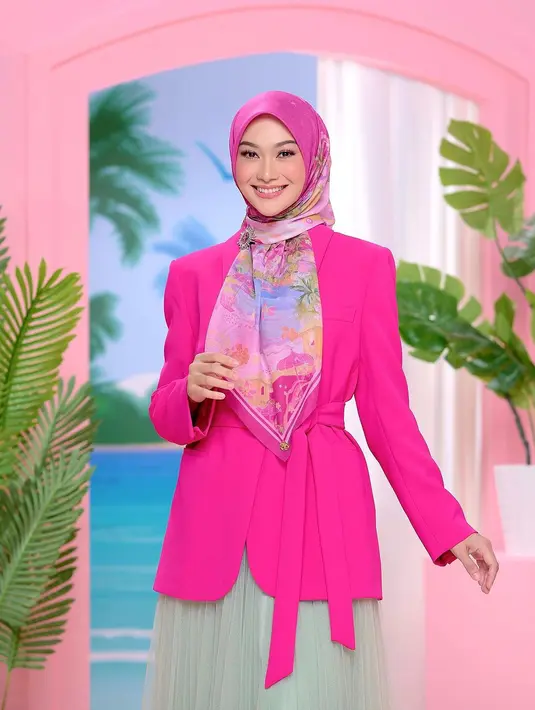 Pebisnis dan selebgram Indah Nada Puspita memilih blazer warna fuschia yang dipadukan dengan hijab bermotif dan rok tutu abu-abu. [Instagram/indahnadapuspita].