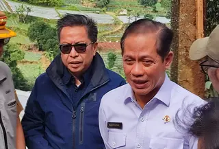 Menteri Lingkungan Hidup (LH) Hanif Faisol Nurofiq di kawasan Taman Safari Indonesia, Bogor, Senin (14/7/2025). (Foto: Liputan6.com/Achmad Sudarno).