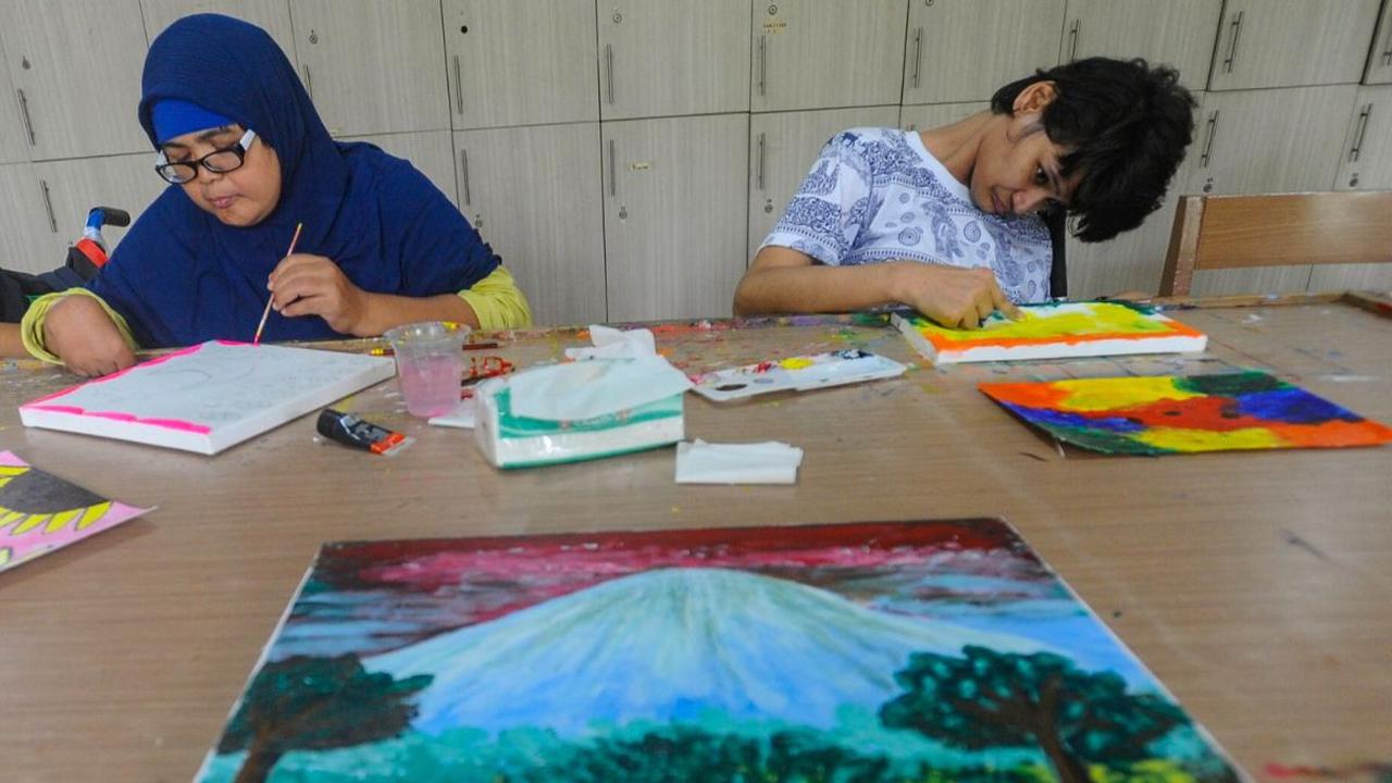 Penyandang disabilitas menyelesaikan lukisan pada bengkel kerja Unit Karya YPAC di Jakarta Selatan, Selasa (27/2/2024).&nbsp;Bengkel kerja  yang sudah berdiri lebih dari 4 tahun ini sudah menghasilkan lebih dari seribu lukisan karya penyandang disabilitas