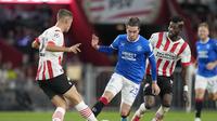 Scott Wright dari Rangers, tengah, menggiring bola antara Jarrad Branthwaite dari PSV, kiri, dan Ibrahim Sangare dari PSV selama pertandingan sepak bola leg kedua playoff Liga Champions antara PSV Eindhoven dan Rangers, di stadion Philips di Eindhoven, Belanda, Rabu, 8 Agustus. 24, 2022. (Foto AP/Peter Dejong)
