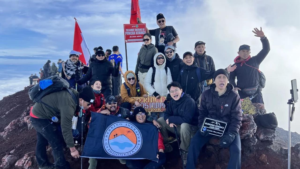 Sekretaris Jenderal PDI Perjuangan Hasto Kristiyanto & kader-kader muda PDI Perjuangan di Puncak Gunung Kerinci