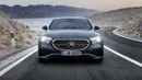 Trim AMG Line akan mendapatkan tampilan yang lebih sporty, yaitu grill besar dengan logo Mercedes-Benz di tengah serta bumper bergaya agresif. (Source: caranddriver.com)