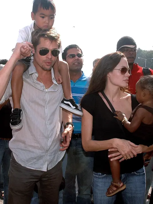 Setelah laporan itu terjadi dan Jolie yang mengasingkan diri bersama keenam anaknya memang membuat Pitt susah untuk bertemu dengan anak-anaknya. Saat bertemu pun, Pitt tetap dimonitor oleh Pihak DCFS. (AFP/Bintang.com)