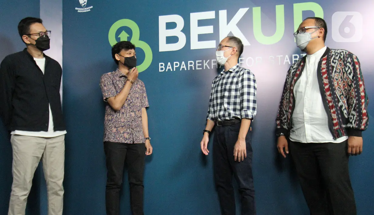 Pengurus Inti Coworking ID & Ketua Pelaksana BEKUP 2021 Tahapan Accelerate Andi Saptari (kiri) berbincang dalam acara Press Kick Off BEKUP 2021 di Jakarta, Selasa (27/04/2021). BEKUP juga hadir dengan BEKUP Mentor Training Program yang menargetkan 100 mentor. (Liputan.com/HO/Ading)
