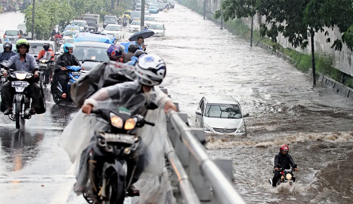 Banjir menyerbu kawasan Senayan di Jl.Pemuda, Taman Ria Senayan, Jakarta, Jumat (30/5/2014) (Liputan6.com/Faizal Fanani)