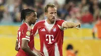Harry Kane (kanan) dari Bayern&nbsp;Munchen memberikan isyarat saat berbicara dengan rekan setimnya, Michael Olise, dalam pertandingan Grup C Piala Dunia Antarklub antara Bayern&nbsp;Munchen dan Boca Juniors di Miami Gardens, Florida, Jumat, 20 Juni 2025. (AP Photo/Lynne Sladky)