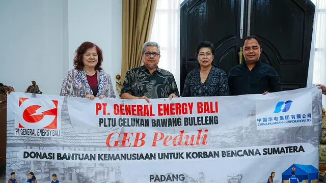 6 ton beras serta obat-obatan dan kebutuhan dasar berupa uang tunai diserahkan kepada korban bencana di Kota Padang, Sumatera Barat (Sumbar), Jumat (5/12/2025).