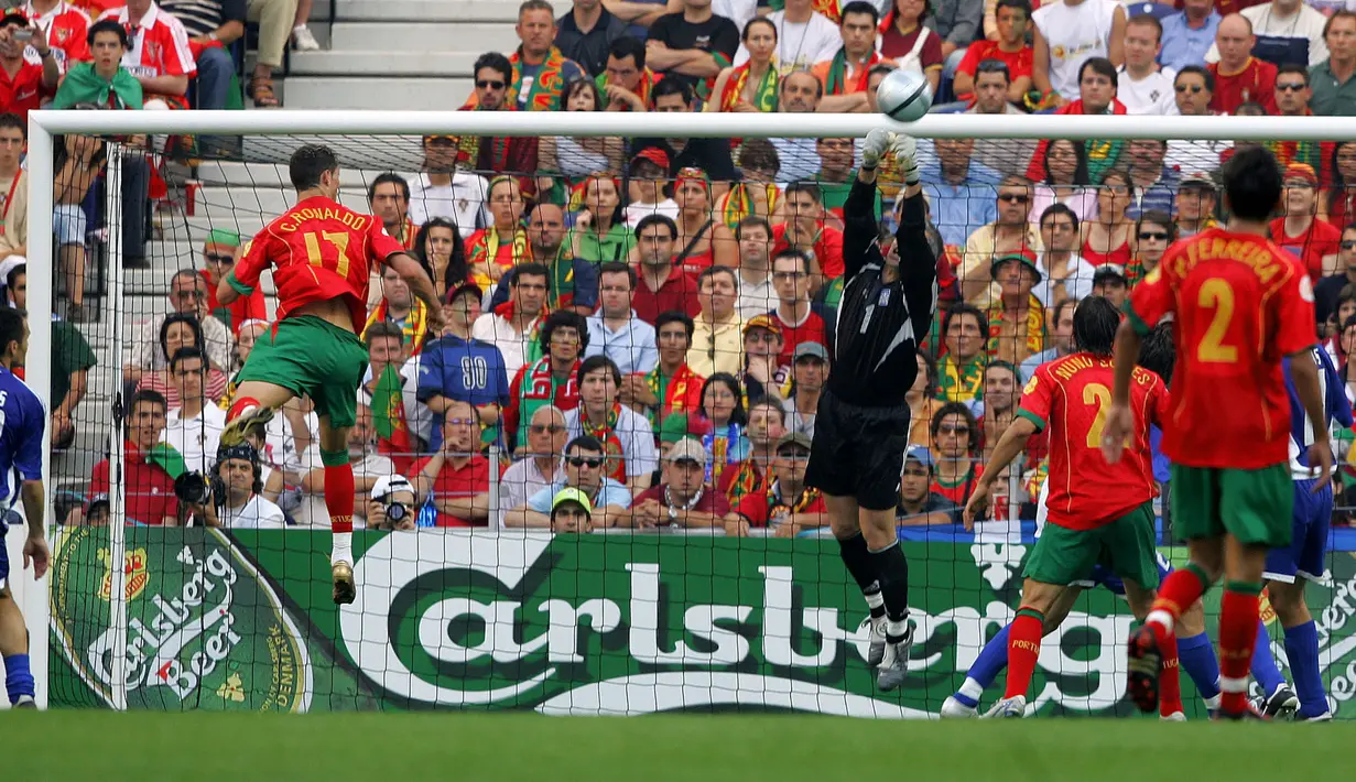 Cristiano Ronaldo, pengoleksi total 14 gol di ajang Euro, mencetak gol pertamanya ketika berusia 19 tahun 128 hari saat Timnas Portugal kalah 1-2 dari Yunani pada matchday pertama Grup A Euro 2004 di Portugal (12/6/2004). (AFP/Aris Messinis)