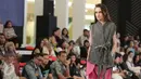 Model berjalan dipanggung mengenakan busana rancangan MADE IND X TANGAN dalam pagelaran Senayan City Fashion Nation ke-11, Jakarta, Senin (10/4). (Liputan6.com/Faizal Fanani)