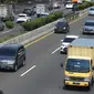 Sejumlah truk melintas di jalan tol di kawasan Jakarta, Senin (19/12/2022). Pemerintah akan membatasi pergerakan angkutan barang bagi truk-truk besar baik yang melewati jalan tol atau jalan arteri pada masa libur Natal 2022 dan Tahun Baru 2023 (Nataru). (Liputan6.com/Angga Yuniar)