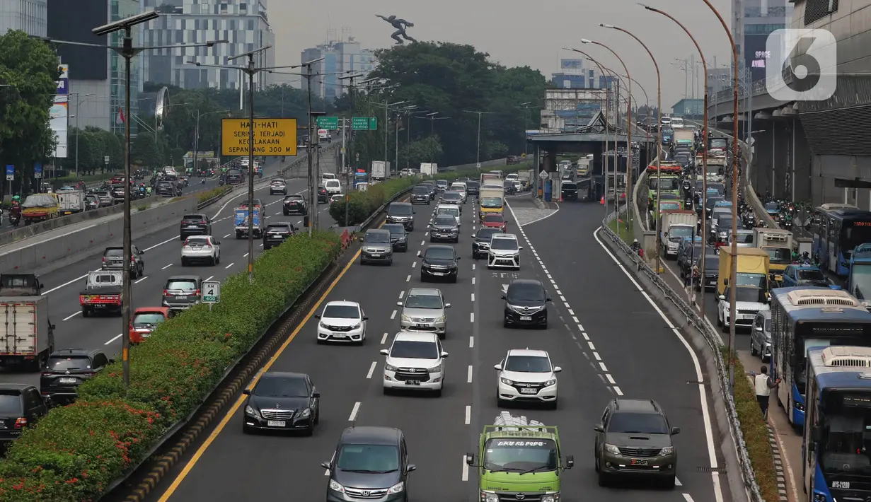 Sejumlah kendaraan melintas di tol dalam kota Gatot Subroto, Jakarta, Selasa  (14/5/2024). (Liputan6.com/Angga Yuniar)