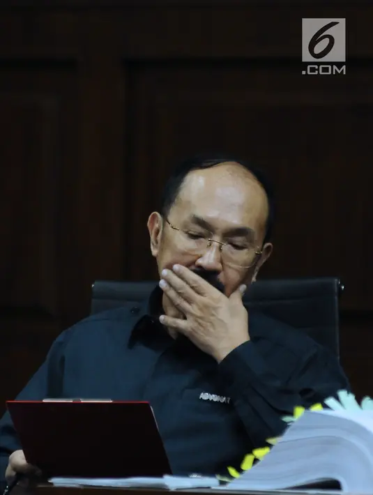 Terdakwa kasus dugaan merintangi penyidikan dugaan korupsi e-KTP, Fredrich Yunadi menyimak keterangan saksi saat sidang lanjutan di Pengadilan Tipikor, Jakarta, Kamis (15/3). Sidang mendengarkan keterangan saksi. (Liputan6.com/Helmi Fithriansyah)