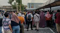 Warga padati stasiun Tanah Abang hingga berdesakan, jadi sorotan netizen. 9Sumber: Twitter/@SumarihKomandan)