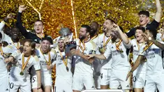 Para pemain Real Madrid merayakan dengan trofi Piala Super Spanyol usai pertandingan sepak bola terakhir antara Real Madrid dan Barcelona di Stadion Al-Awwal Park, Riyadh, Arab Saudi, Minggu (14/1/2024). (AP Photo)