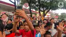 Kerumunan anak-anak di pinggiran jalan menunggu bus melintas membunyikan klakson. (Liputan6.com/Angga Yuniar)