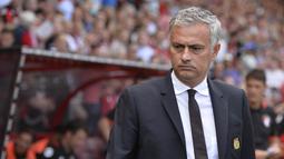 Pelatih Manchester United, Jose Mourinho saat mendampingi anak asuhnya melawan Bournemouth. Laga ini menjadi debut bagi Mou di Liga Premier Inggris bersama Setan Merah. (Reuters/Hannah McKay)