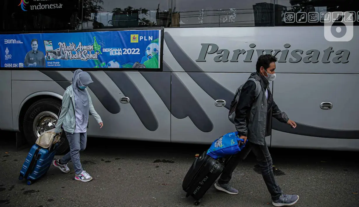 <p>Sejumlah pemudik membawa barang bawaannya menuju bus untuk mudik bareng gratis BUMN di kawasan Jakarta, Rabu (27/4/2022). Total peserta program Mudik Aman Mudik Sehat Bersama BUMN 2022 mencapai 12.450 orang. (Liputan6.com/Faizal Fanani)</p>
