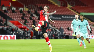 Pemain Southampton Danny Ings mencetak gol ke gawang Liverpool pada pertandingan Liga Inggris di St Mary's Stadium, Southampton, Inggris, Senin (4/1/2021). Southampton menang 1-0 atas Liverpool. (AP Photo/Noami Baker,Pool)