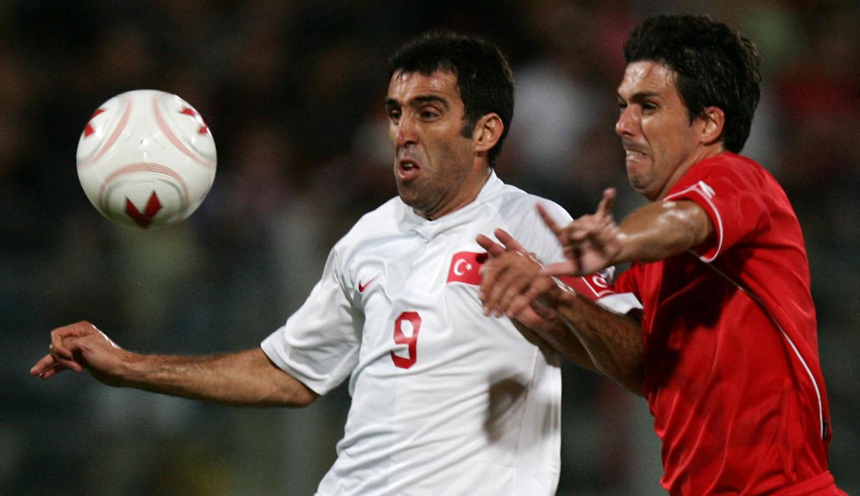 Striker Turki, Hakan Sukur (kiri) berebut bola dengan bek Malta, Brian Said pada laga Grup C Kualifikasi Piala Eropa 2008 di Ta'Qali Stadium, Valletta, Malta (8/9/2007). Hakan Sukur yang telah pensiun sejak Juli 2008 total mengoleksi 19 gol dan 5 assist dari 31 laga saat membela Timnas Turki pada babak kualifikasi Piala Eropa dan bermain dalam dua edisi putaran final Piala Eropa pada 1996 dan 2000. (AFP/Mustafa Ozer)
