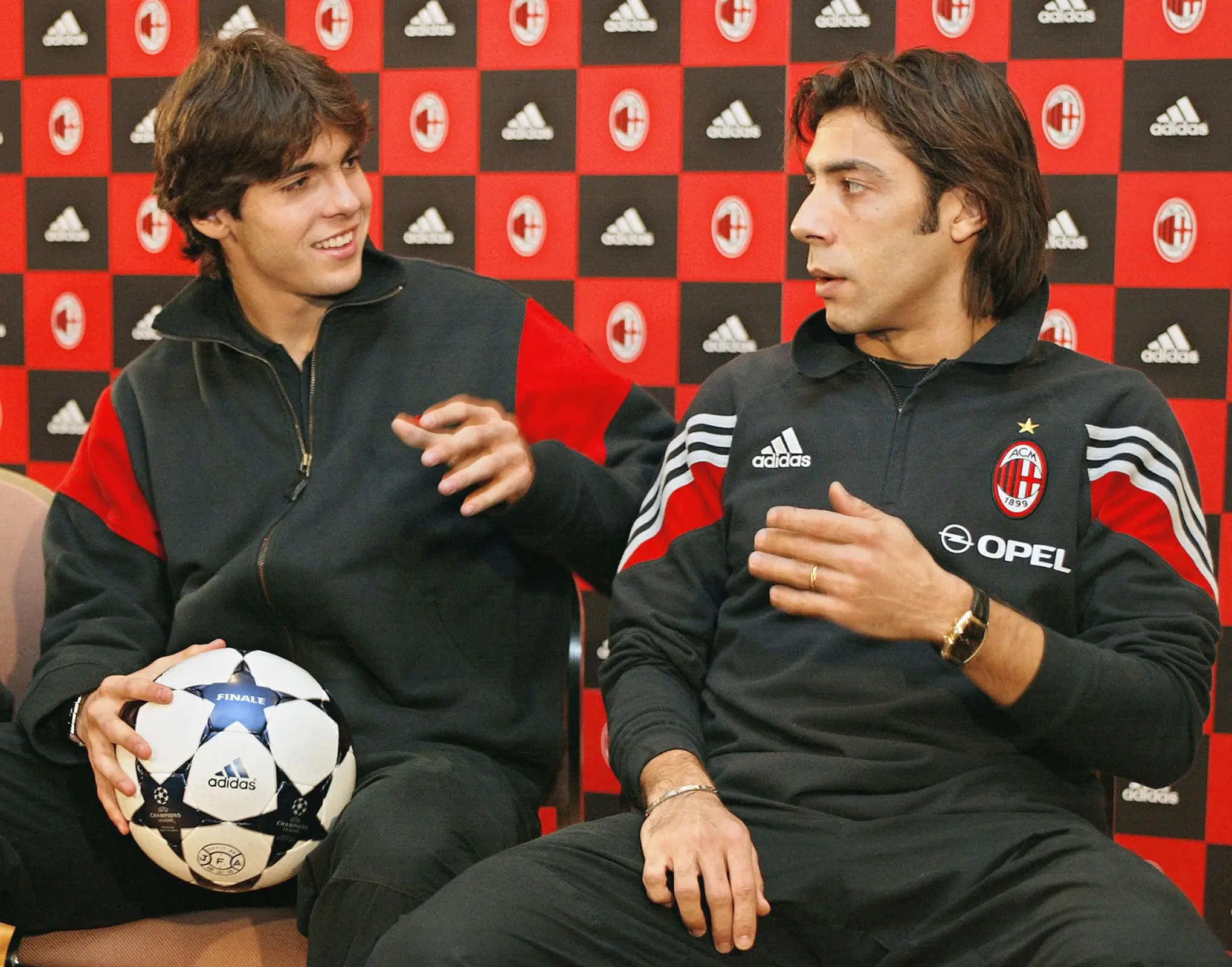 Rui Costa (kanan) saat masih berseragam AC Milan. (TORU YAMANAKA / AFP)