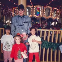 Kris Jenner bagikan momentum Natal ketika Kim, Khloe, dan Kourtney Kardashian di usia dini. [Foto: Instagram/ Kris Jenner]