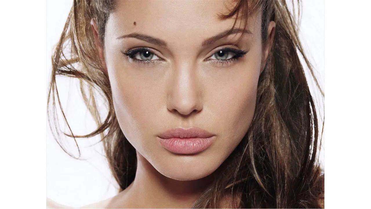 Tips Makeup untuk Pemilik Wajah Persegi