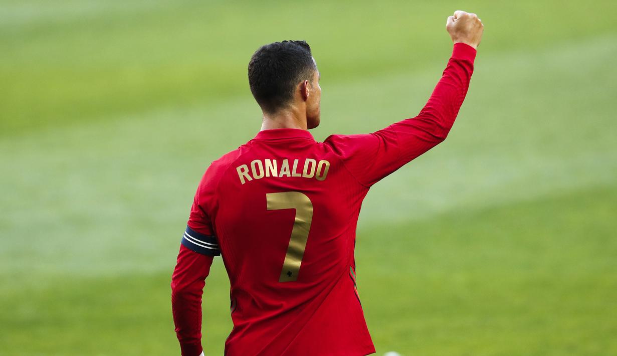 Striker Portugal, Cristiano Ronaldo melakukan selebrasi usai mencetak gol kedua Portugal ke gawang Israel dalam laga uji coba menjelang Euro 2020 di Jose Alvalade Stadium, Lisbon, Rabu (9/6/2021). Portugal menang 4-0 atas Israel. (AP/Armando Franca)