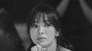 Masih dengan poni, kali ini Song Hye Kyo pilih pesona princess dengan strapless dress dan kalung
[instagram/kyo1122]
