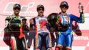 (Dari kiri) Pembalap LCR Honda, Cal Crutchlow, pembalap Repsol Honda, Marc Marquez dan pembalap Suzuki Ecstar, Alex Rins berpose di atas podium MotoGP Jepang 2018, Minggu (21/10). Marquez menjuarai balap MotoGP Jepang. (Martin BUREAU / AFP)