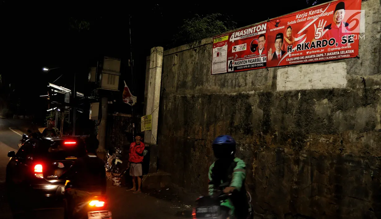 Spanduk-spanduk calon legislatif (caleg) terpampang di sepanjang Jalan Bintaro Permai, Jakarta, Kamis (3/1/2019). Memasuki tahun politik 2019, sejumlah caleg memasang spanduk untuk mempromosikan diri mereka. (Liputan6.com/JohanTallo)