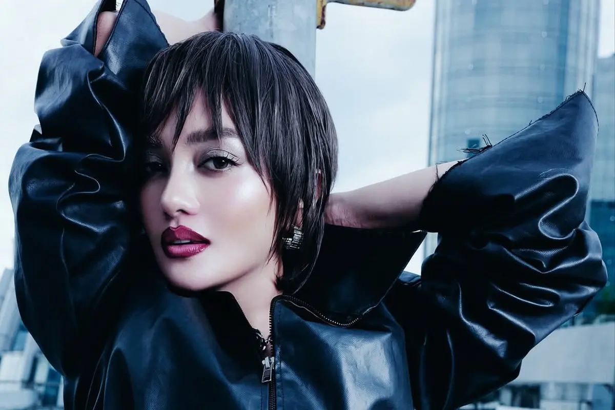 Gaya Powerful Ririn Ekawati dengan Rambut Pixie dan Smokey Makeup di Pemotretan Terbaru