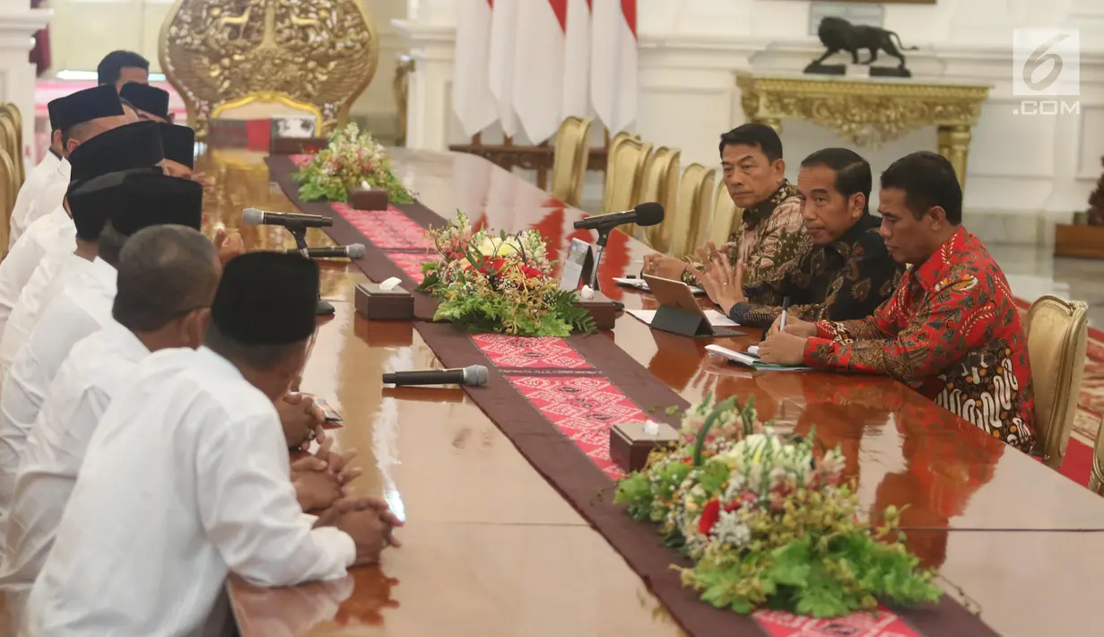 Presiden Joko Widodo, Kepala Staf Kepresidenan Moeldoko dan Menteri Pertanian Amran Sulaiman berdialog dengan Dewan Pimpinan Pusat Asosiasi Petani Tebu Rakyat Indonesia (DPP APTRI) di Istana Negara, Jakarta, Selasa (5/3). (Liputan6.com/Angga Yuniar)