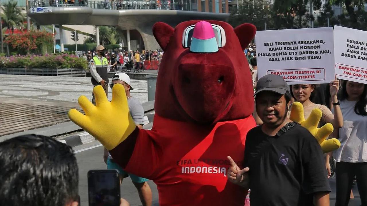 Pengunjung Car Free Day pun juga terlihat antusias berfoto dengan Bacuya.<br>