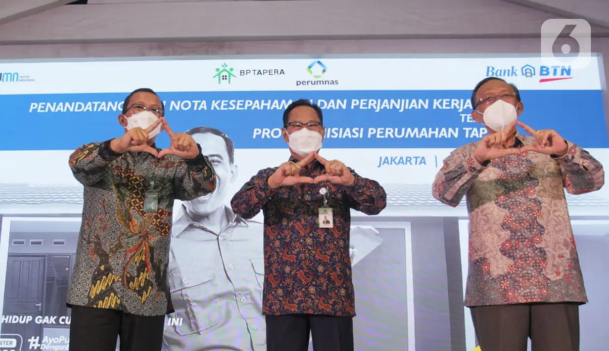 Direktur Utama PT Bank Tabungan Negara (Persero) Tbk. Haru Koesmahargyo, Komisioner Badan Pengelola Tapera Adi Setianto, dan Dirut Perumnas Budi Saddewa Soediro saat salam usai  Nota Kesepahaman Proyek Inisiasi Penyaluran Pembiayaan Tapera di Jakarta, Kamis (20/5/2021). (Liputan6.com/HO/BTN)