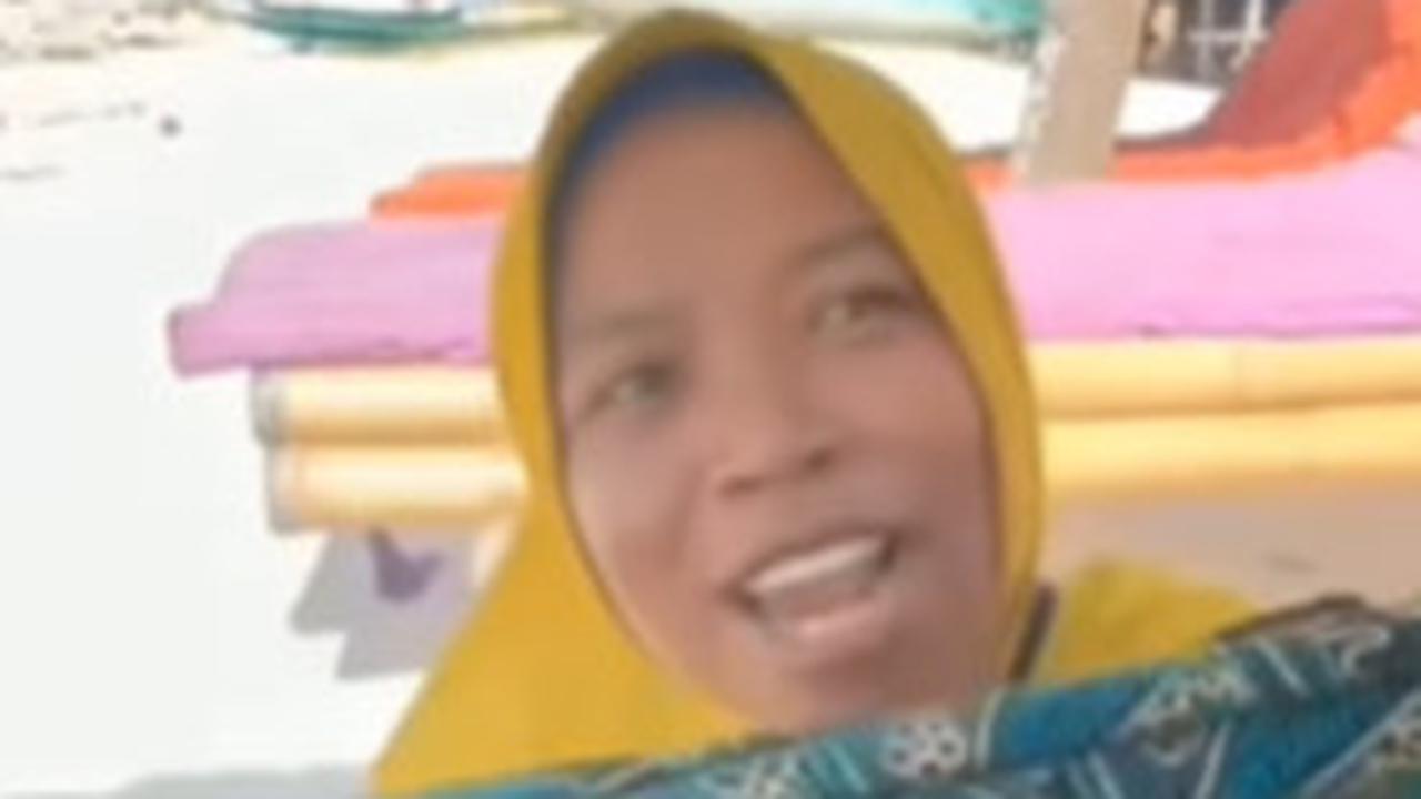Fasih Tiga Bahasa Asing, Penjual Sarung di Lombok Ini jadi Sorotan 'Pintar Sekali