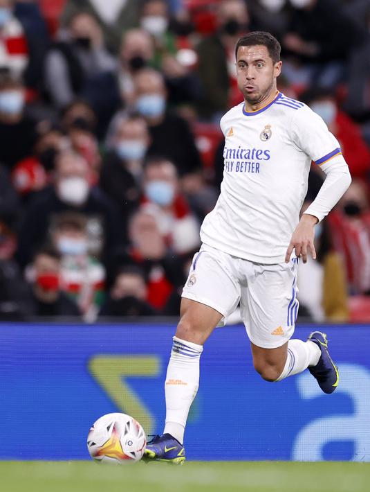 Gelandang Real Madrid, Eden Hazard membawa bola saat bertanding melawan Athletic Bilbao pada pertandingan La Liga Spanyol di stadion San Mames, Spanyol, Kamis (23/12/2021). Hasil ini membuat Madrid mengoleksi 46 poin, masih di peringkat pertama klasemen Liga Spanyol. (AP Photo/Ricardo Larreina)