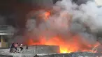 Kebakaran melanda Jati Bunder, Tanah Abang, Jakarta, Kamis (5/3/2015). Diperkirakan sekitar 200 rumah warga hangus terbakar.Petugas Damkar telah mengerahkan puluhan mobil untuk memadamkan si Jago Merah (Liputan6.com/Herman Zakharia)