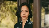 Putri Marino juga tampil dengan  kebaya modern dengan warna monokrom. Bahkan dengan kebaya modern, ia bisa tampil begitu edgy. [Foto: Instagram/ Putri Marino]