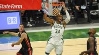 Bintang Milwaukee Bucks, Giannis Antetokounmpo lakukan dunk saat bertemu Miami Heat, Selasa (25/05/2021) pagi WIB. (QUINN HARRIS / GETTY IMAGES NORTH AMERICA / GETTY IMAGES VIA AFP)