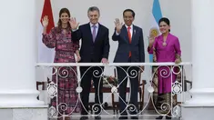 Presiden Joko Widodo (kedua kanan) didampingi Ibu Negara Iriana Joko Widodo (kanan) bersama Presiden Argentina Mauricio Macri (kedua kiri) dan istri Juliana Awada (kiri) melambaikan tangan saat kunjungan kenegaraan, di beranda Istana Bogor, Rabu (26/6/2019). (AP/Achmad Ibrahim)