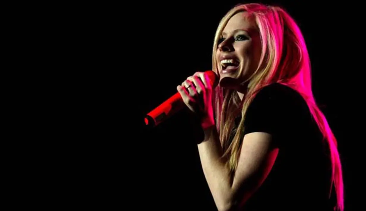 Avril Lavigne, akhir-akhir ini tak pernah menampakan diri di hadapan publik. Tidak hanya soal kisah cintanya pasca bercerai di tahun 2015 lalu, namun juga kiprahnya di dunia musik. (AFP/CESAR VICUÑA)