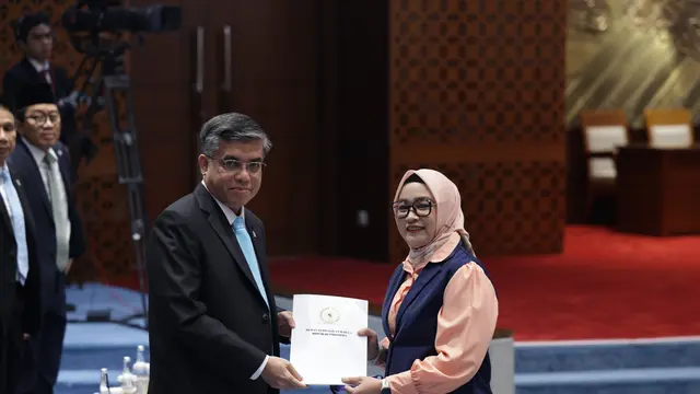 Menteri Ketenagakerjaan Yassierli mengumumkan pengesahan Undang-Undang (UU) Pelindungan Ketenagakerjaan. (Dok Kemnaker)