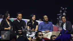 (Ki-ka) Sissy Priscilla, Nicholas Saputra, Titi Kamal, dan Dennis Adhiswara saat menghadiri 'The Biggest Concent Ada Apa dengan Cinta? 2' di Studio 6 Emtek City, Jakarta, Kamis (31/3). (Liputan6.com/Herman Zakharia)