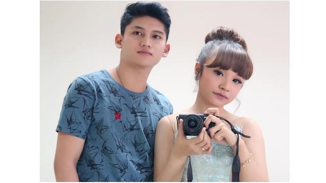 Mirror selfie saat sedang bersama untuk mengabadikan momen.