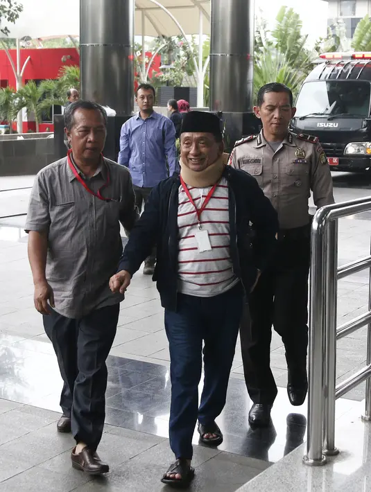 Terpidana kasus suap dan pencucian uang, Fuad Amin tiba di Gedung KPK, Jakarta, Senin (22/10). Fuad Amin menjadi saksi untuk tersangka mantan Kalapas Sukamiskin Wahid Husein. (Liputan6.com/Herman Zakharia)